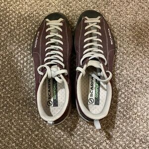 Scarpa Brown and Gray Athletic Shoes with Classic Design